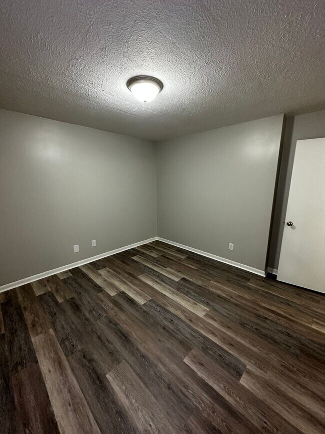 Building Photo - Newly Renovated 1 Bedroom, available Mid A...