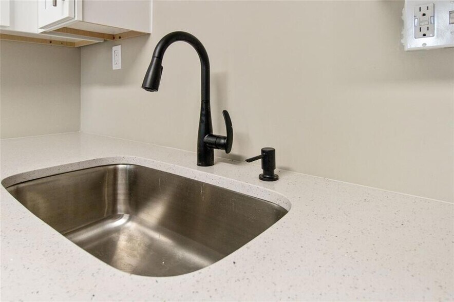 Single Tub Sink - 288 Thornton St SW