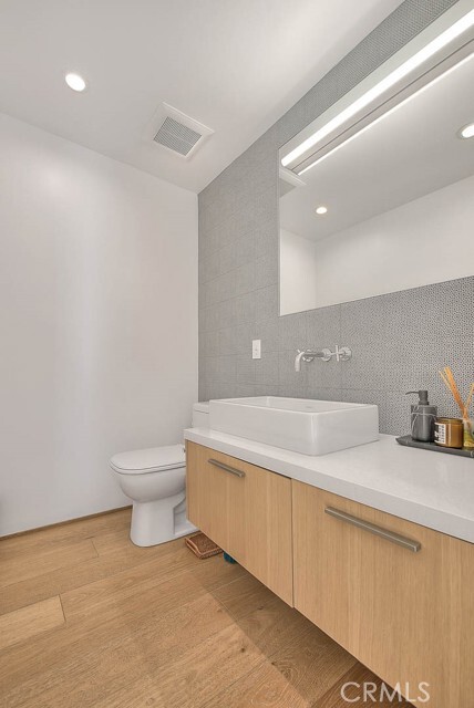 Building Photo - 1825 N Kenmore Ave