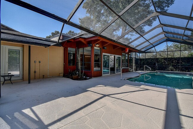 Building Photo - Luxurious 4 bedroom, 3 bath pool home.