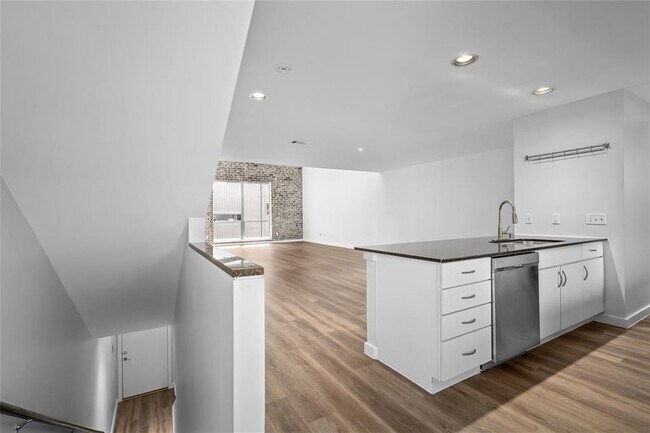 Building Photo - 811 Robin St