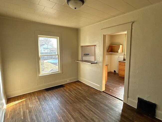 Building Photo - Charming single-family home featuring 3 spacious bedrooms and 1 full bathroom.