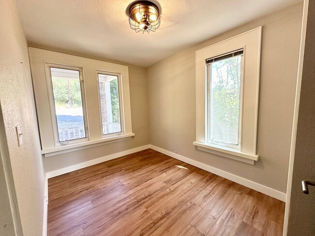 Building Photo - Charming Two-Story Home on Dead-End Road