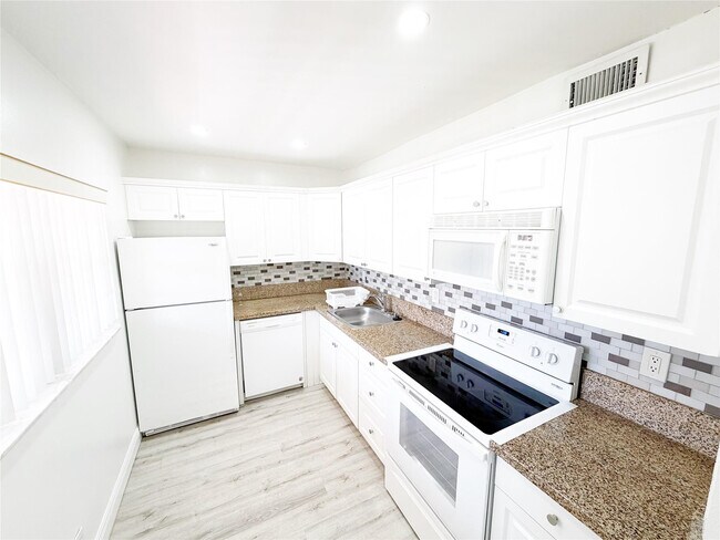 Building Photo - 2710 Riverside Dr