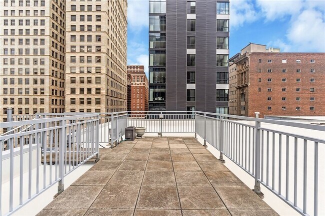 Building Photo - 301 Fifth Ave