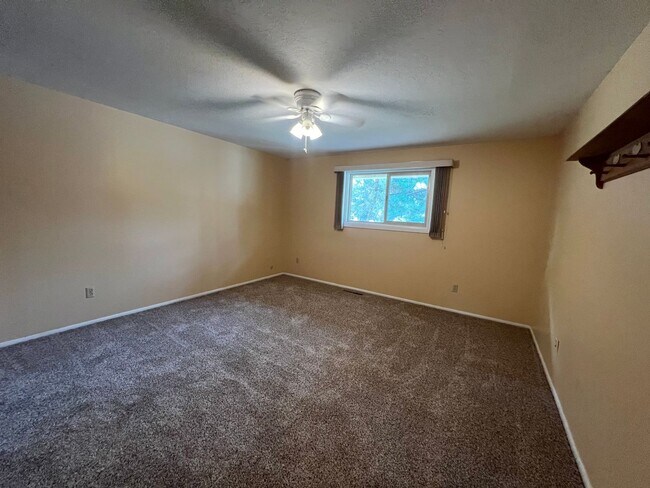 Building Photo - Spacious Family Home in Highland High School Area – Pocatello, ID!
