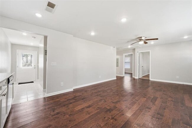 Building Photo - 250 Maple St