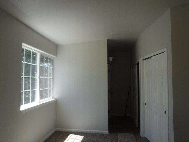 Building Photo - Charming Home In Central Location