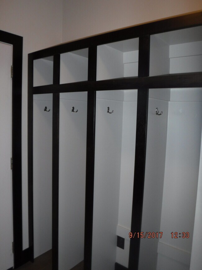 Building Photo - Gorgeous modern 5 bedroom - Minutes from MSU!