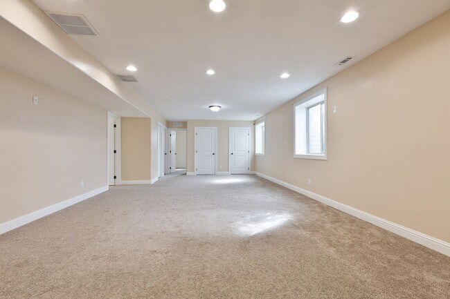 Building Photo - 5 Bed 3 Bath Home in Idaho Falls