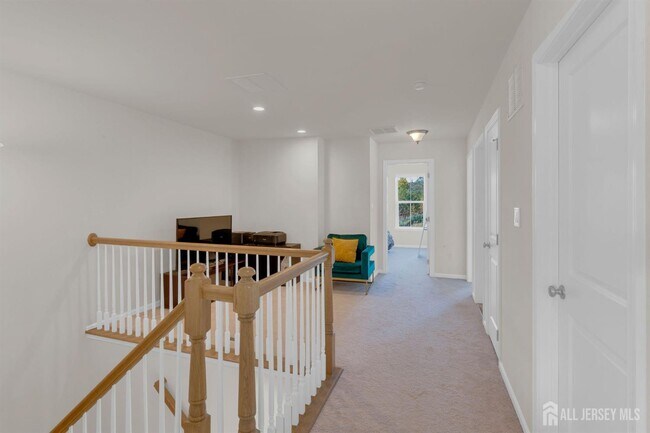 Building Photo - 29 Beachwood Dr