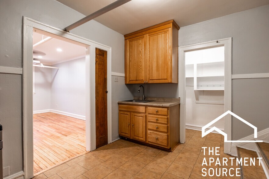 Building Photo - 5642 N Kimball Ave