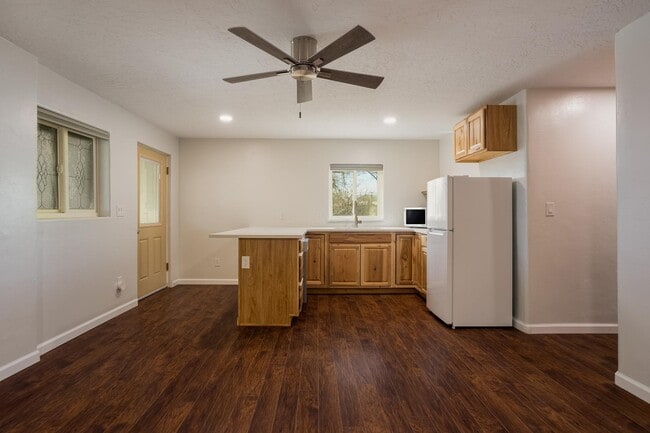 Building Photo - 501 El Paraiso Rd NW