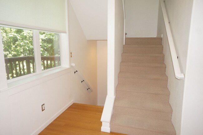 Building Photo - Spectacular SW Liar Hill 3 bedroom Townhouse