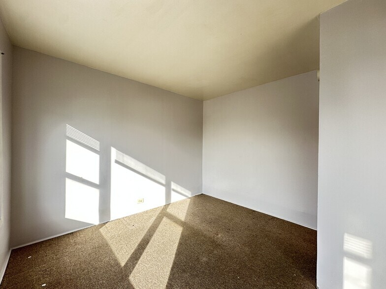 Building Photo - 4393 N Elston Ave