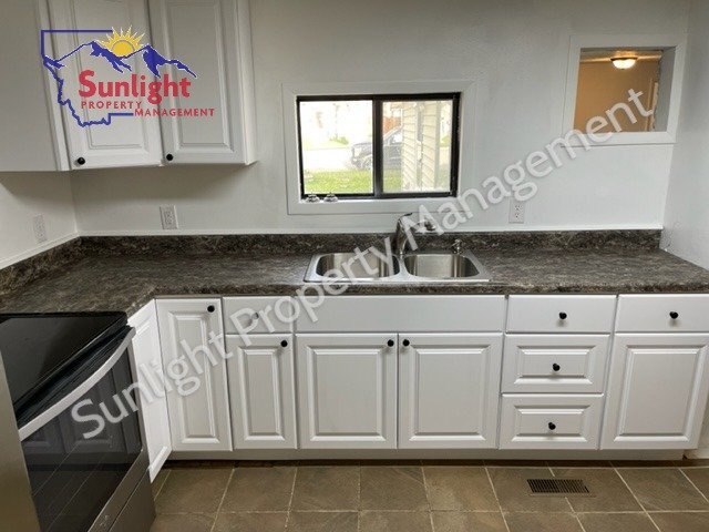 Building Photo - Check out this single family home with 3 bedrooms and 2 baths.