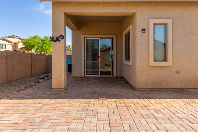 Building Photo - Check out this 3 bed/2 bath LARGE CORNER LOT!