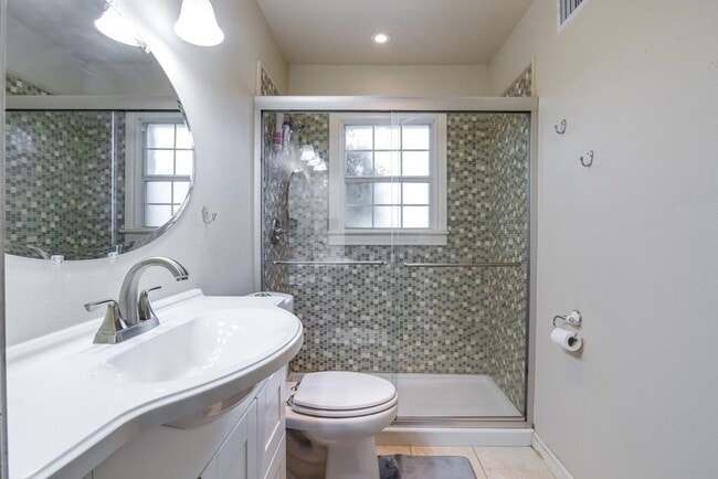 Building Photo - 2404 Thornton Rd