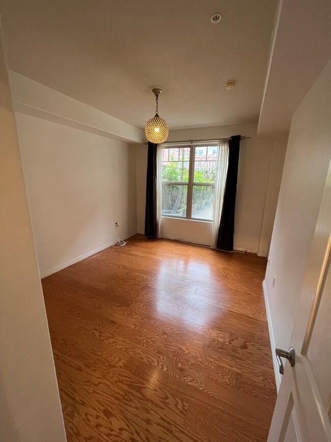 Building Photo - Spacious 2 Bedroom 2 Bath Condo in the Hea...