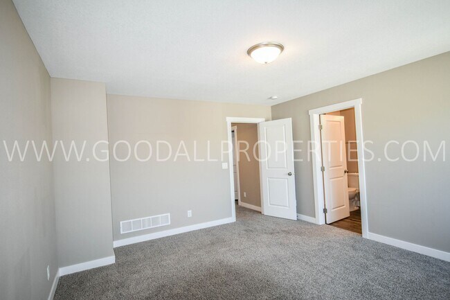 Building Photo - MUST SEE!!! Beautiful two story with 4 Bed, 2.5 Bath Home in De Soto.