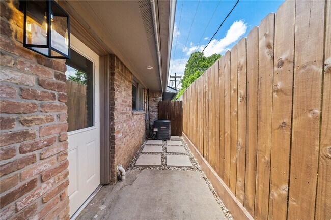 Building Photo - 1106 W Tri Oaks Ln
