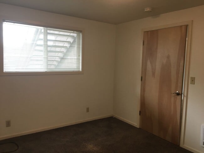 Building Photo - 183 E 19th Ave
