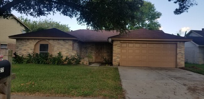 Building Photo - 527 Oakdale Dr