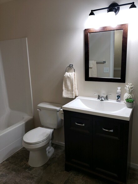 Full bath on 2nd floor - 304 S Skipworth Rd