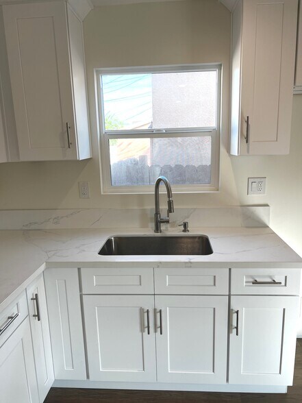 Building Photo - 636 E 87th St