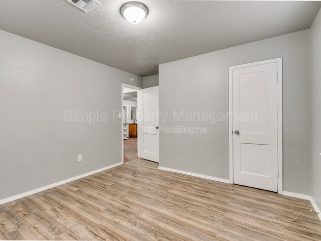 Building Photo - 409 E Hill Dr