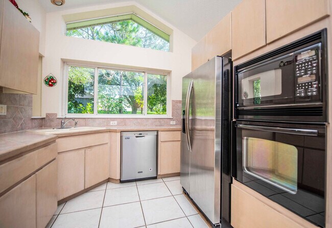 Building Photo - 12853 Bellerive Dr