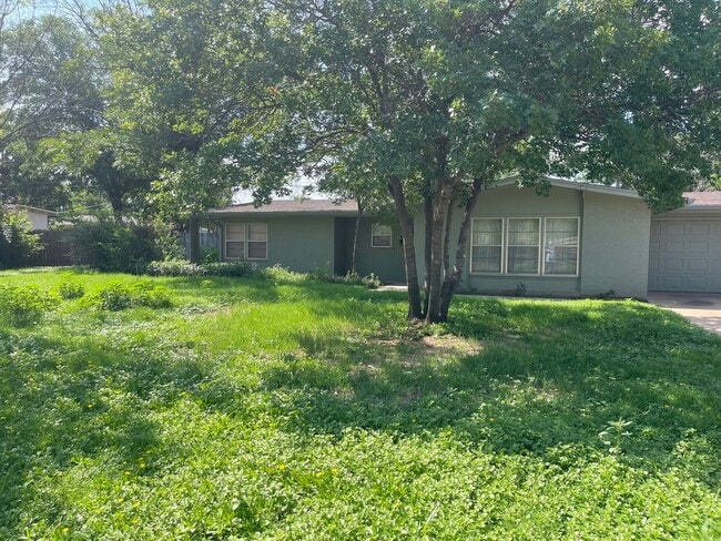 Building Photo - Spacious 3 bedroom, 2 bath