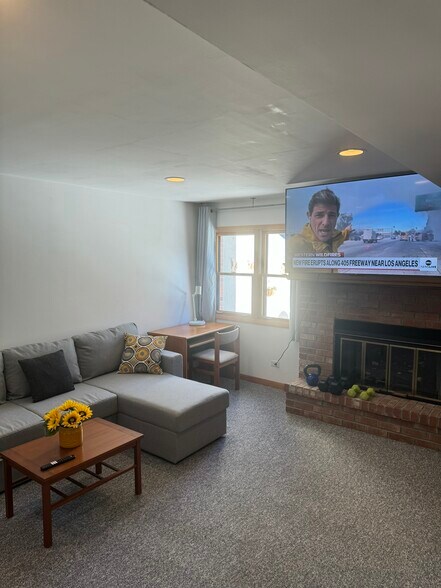 Building Photo - 7S485 Lynn Dr