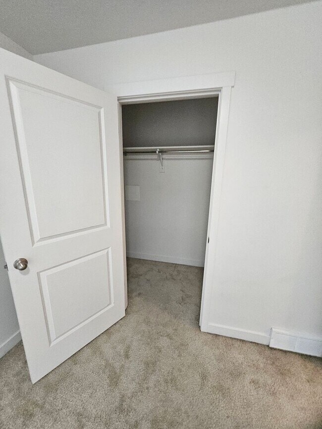 Building Photo - 4 Bedroom Town Home for Rent