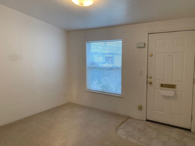 Building Photo - Spacious 3-Bed, 2-Bath Home