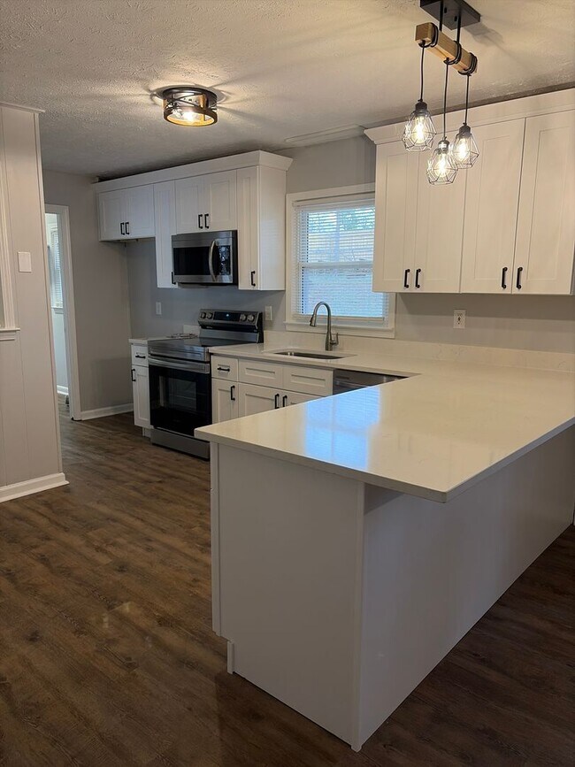 Building Photo - Renovated Ranch Home