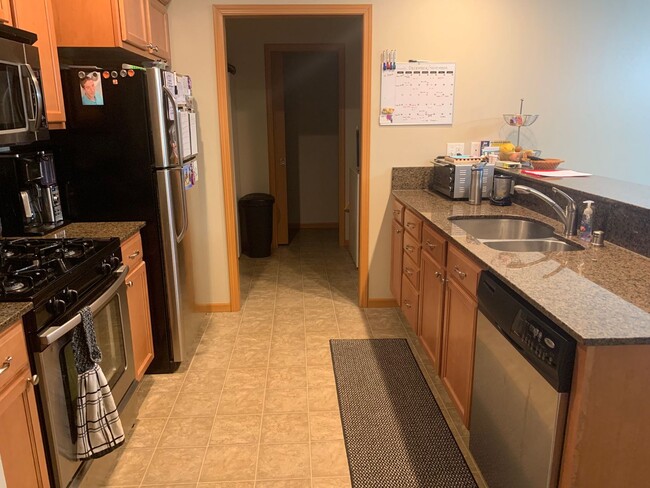 Building Photo - Modern and stylish 3 bedroom home in Lovely Neighborhood