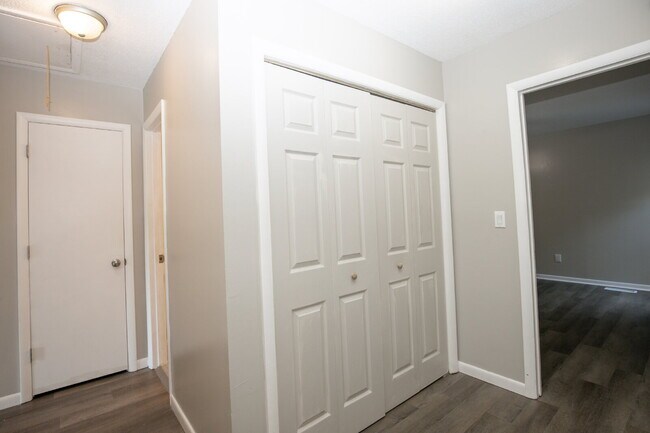 Building Photo - "Charming 3-Bedroom Retreat with Granite Touches and Cozy Fireplace on Winchester Rd!"