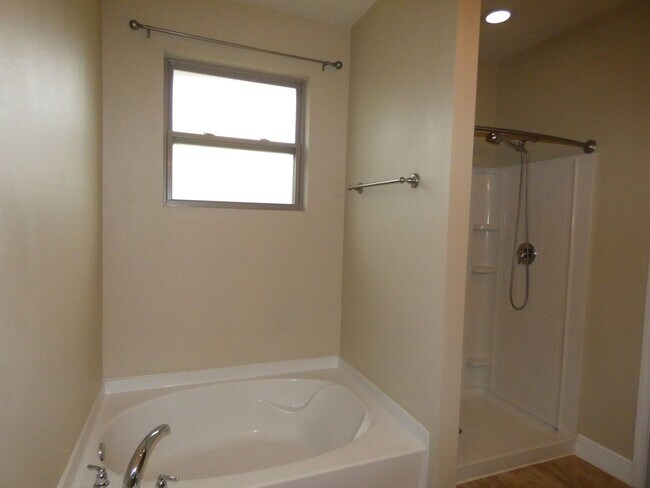 Building Photo - Spacious 5-Bedroom Home