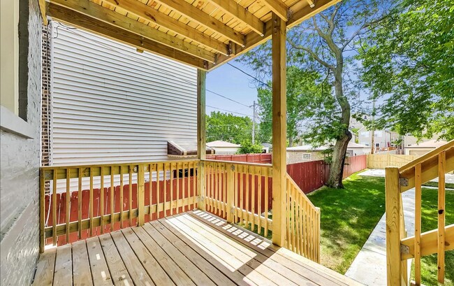Building Photo - 3829 W Maypole Ave