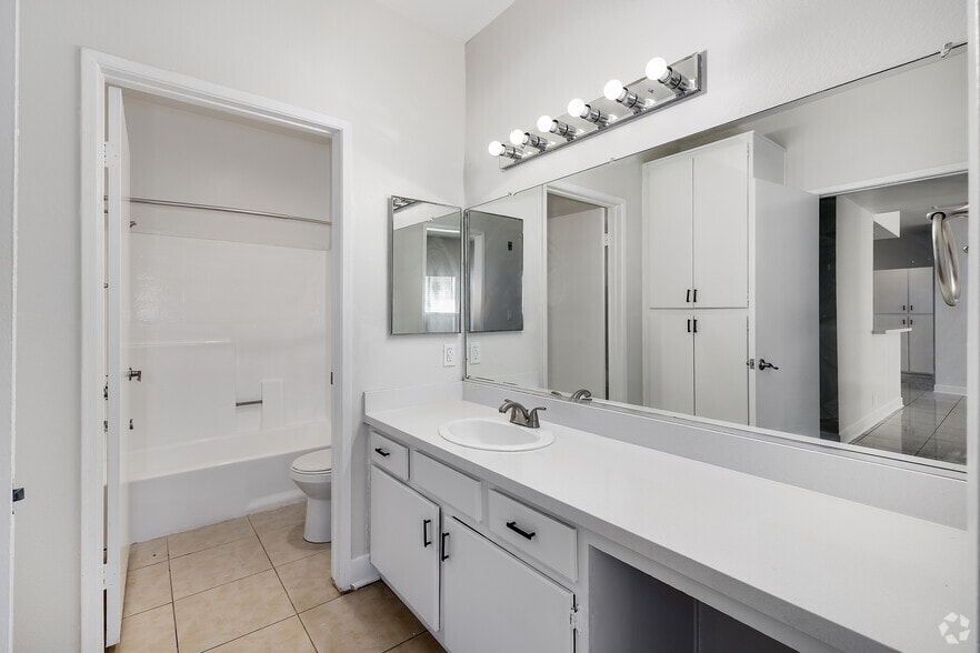 2BR, 2BA - 1,100SF - Primary Bathroom - Citronia Luxe Towers Apartments