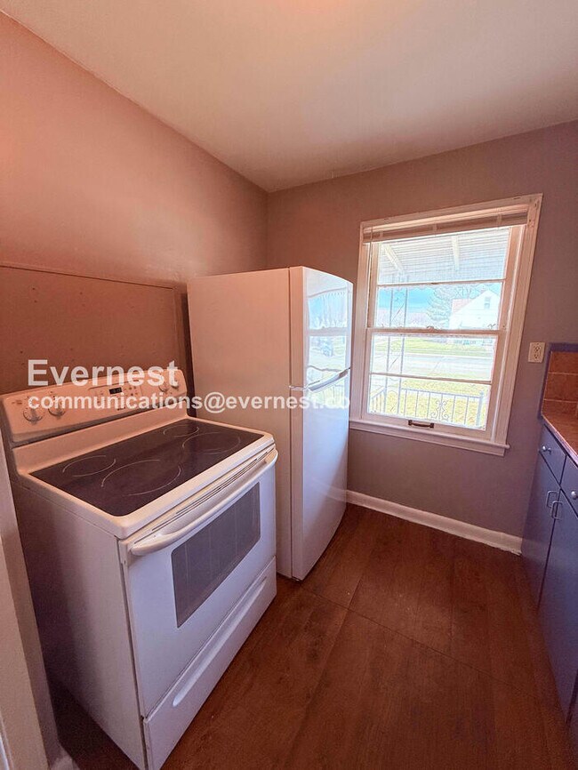 Building Photo - 3 Bed/1 Bath Home with Detached Garage / Vouchers Accepted / Available Now!