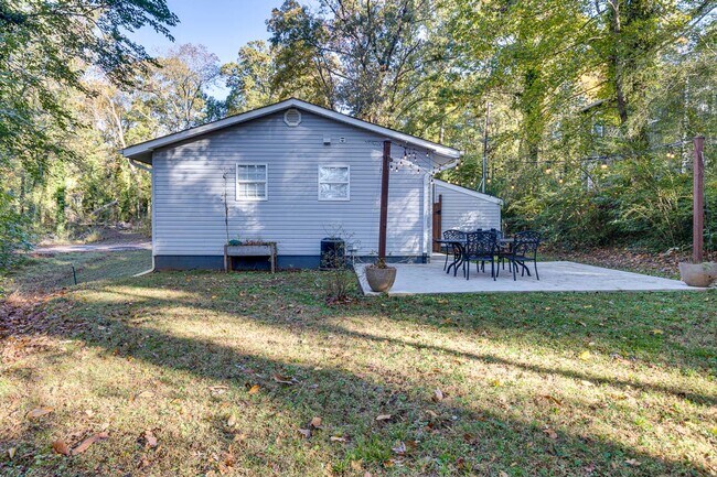 Building Photo - Cute & Private 3BR Home Ready for Move-In