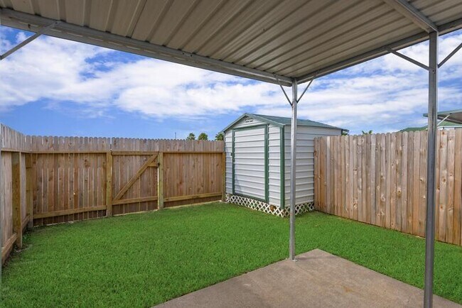 Building Photo - 2106 Roatan Calle