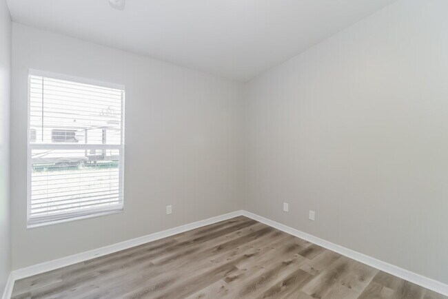 Building Photo - 3238 Riverdale Dr