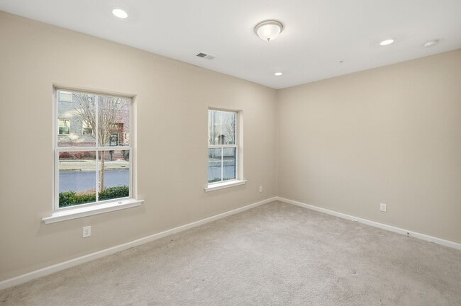 Building Photo - 318 Commons Ave