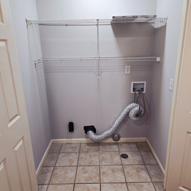 Building Photo - Spacious 3 BR / 2.5 BA in Birmingham!