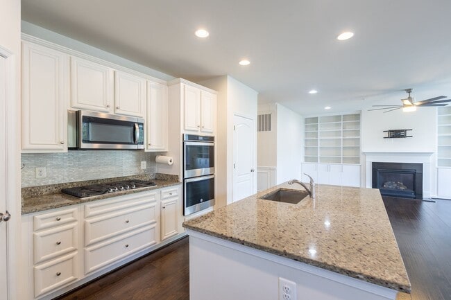 Building Photo - Beautiful 4 BR/3.5 BA Single-Family Home i...