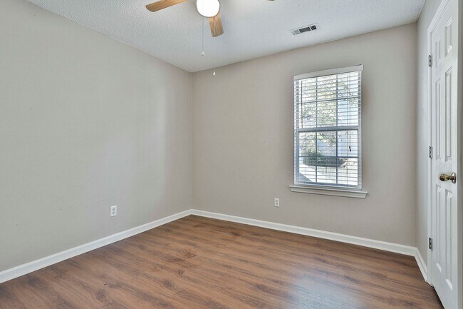 Building Photo - 3Bed/2Bath Home in McIntosh District under...