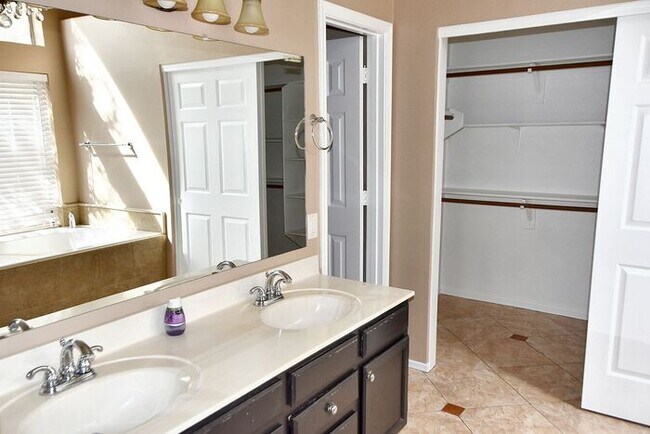 Building Photo - Great Location! Lovely 3Bedroom Plus/ 2Bathroom Chandler Home!